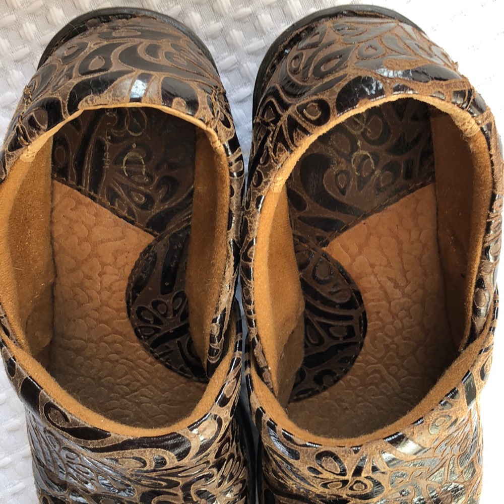 b.ø.c. Peggy Slip-On Embossed Clog - Picture 8 of 16